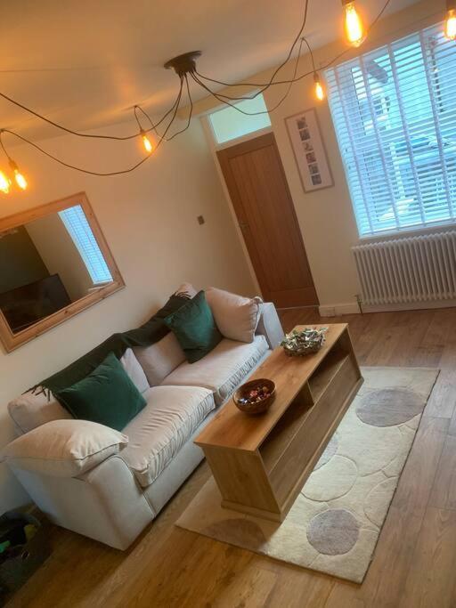 Quaint 1 Bedroom Cottage In Pudsey, Leeds Екстериор снимка